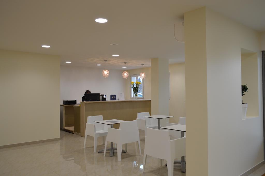 Appart'Hotel Et Chambres Essentiel Spa Арл Екстериор снимка