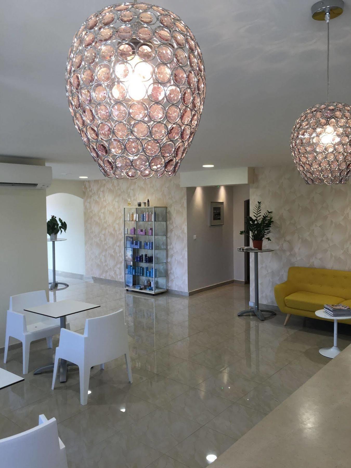 Appart'Hotel Et Chambres Essentiel Spa Арл Екстериор снимка
