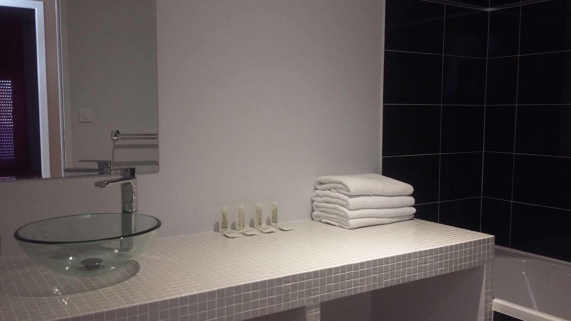 Appart'Hotel Et Chambres Essentiel Spa Арл Екстериор снимка